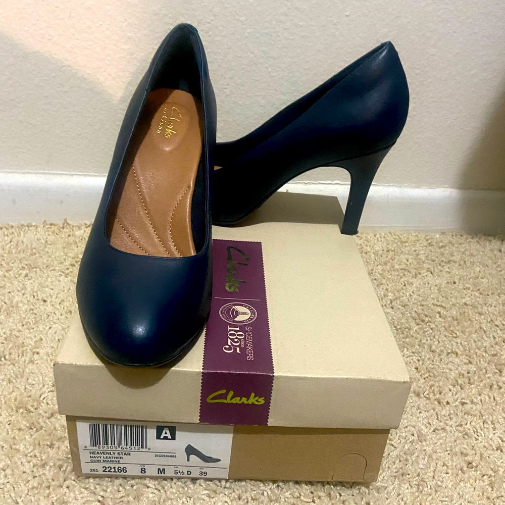 Size 8 navy heels leather